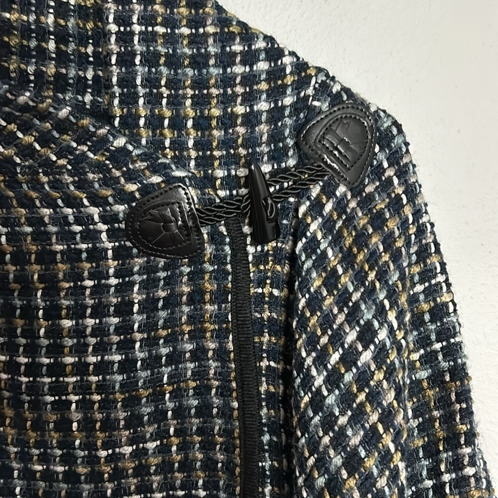 Jones New York Cape, side toggle closure. Blue, white and tan, women’s one size. - Picture 4 of 8